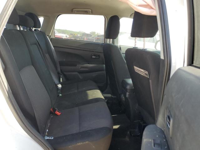 JA4AR3AU9JZ024544 - 2018 MITSUBISHI OUTLANDER ES WHITE photo 11