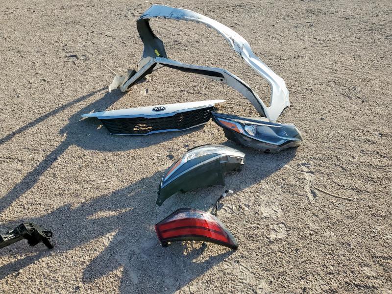 5XXGT4L38KG337276 - 2019 KIA OPTIMA LX WHITE photo 12