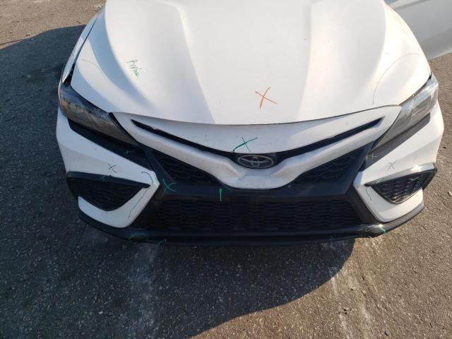 4T1G11AK7PU828322 - 2023 TOYOTA CAMRY SE NIGHT SHADE WHITE photo 11