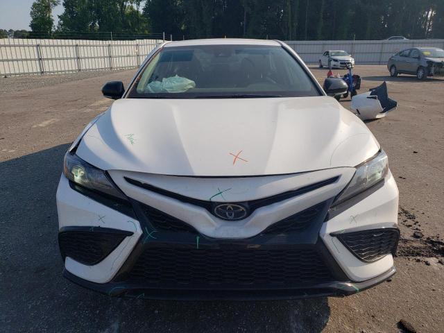 4T1G11AK7PU828322 - 2023 TOYOTA CAMRY SE NIGHT SHADE WHITE photo 5