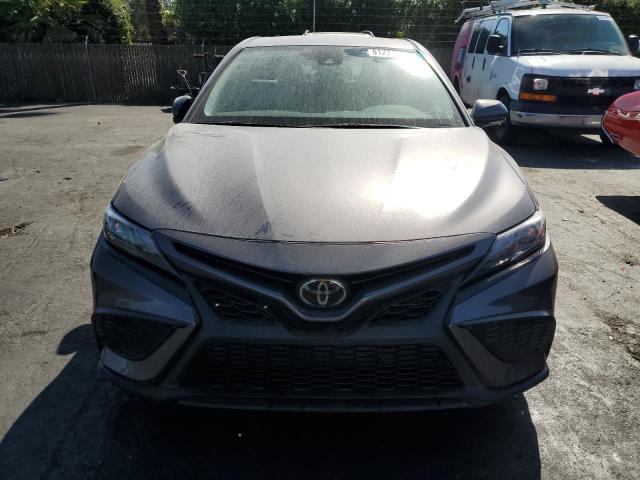 4T1G11AK3PU091796 - 2023 TOYOTA CAMRY SE NIGHT SHADE CHARCOAL photo 5
