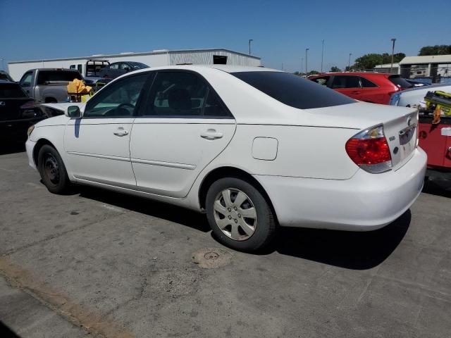 4T1BE32K45U028695 - 2005 TOYOTA CAMRY LE WHITE photo 2