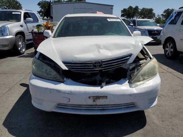 4T1BE32K45U028695 - 2005 TOYOTA CAMRY LE WHITE photo 5
