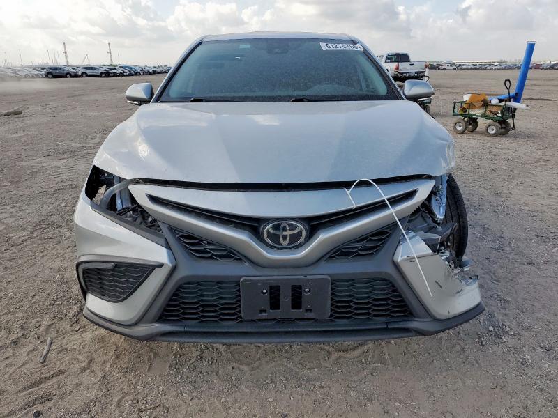 4T1G11AK6PU802570 - 2023 TOYOTA CAMRY SE NIGHT SHADE SILVER photo 5