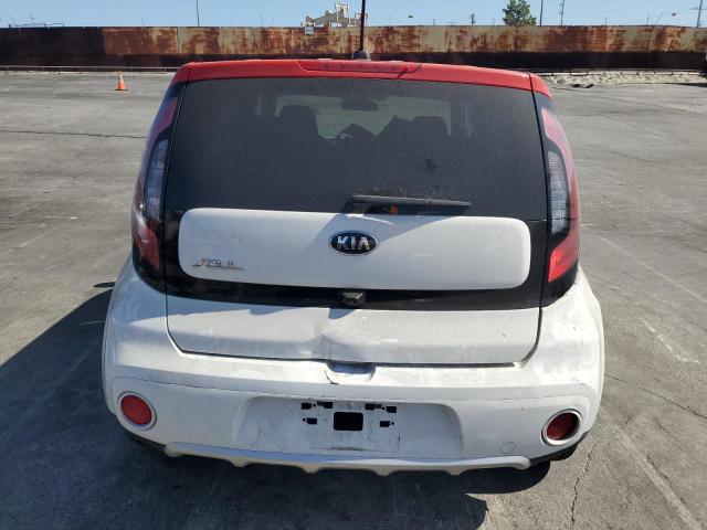 KNDJP3A56J7574123 - 2018 KIA SOUL + WHITE photo 6