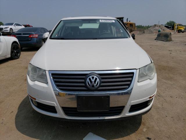 WVWJK7AN0AE164774 - 2010 VOLKSWAGEN PASSAT KOMFORT WHITE photo 5