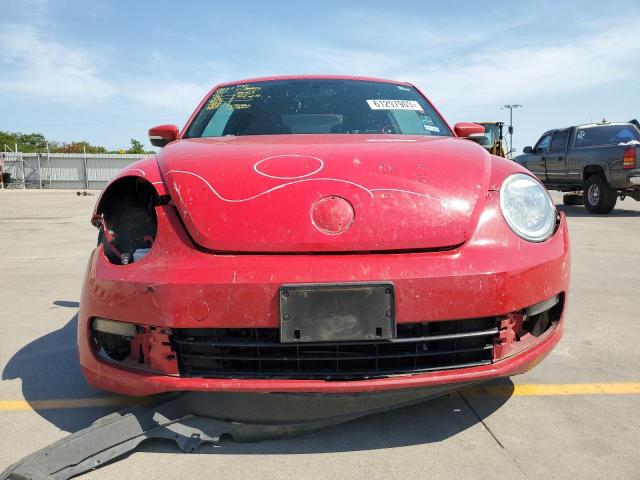 3VWJX7AT4DM605978 - 2013 VOLKSWAGEN BEETLE RED photo 5