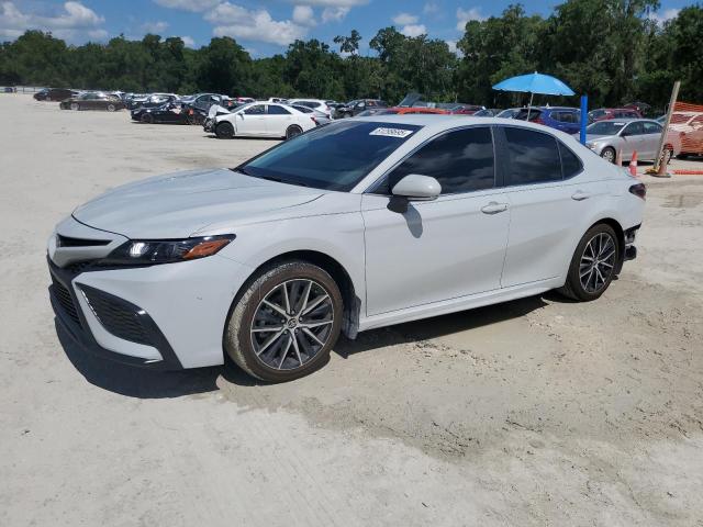 4T1G11AK0RU220483 - 2024 TOYOTA CAMRY SE NIGHT SHADE SILVER photo 1