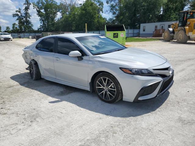 4T1G11AK0RU220483 - 2024 TOYOTA CAMRY SE NIGHT SHADE SILVER photo 4