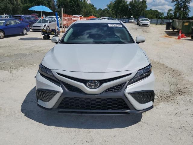 4T1G11AK0RU220483 - 2024 TOYOTA CAMRY SE NIGHT SHADE SILVER photo 5