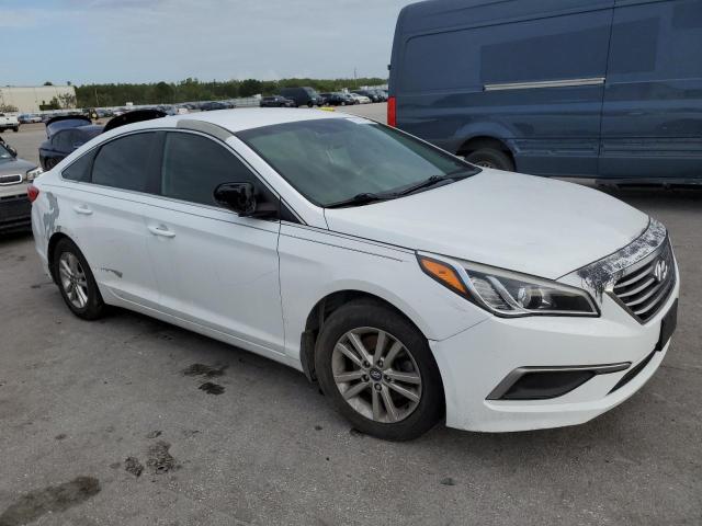 5NPE24AF4HH565022 - 2017 HYUNDAI SONATA SE WHITE photo 4