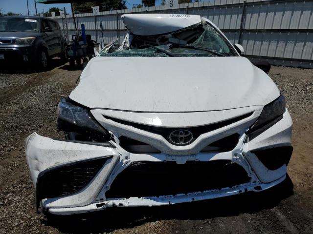 4T1G11AK2RU895588 - 2024 TOYOTA CAMRY SE NIGHT SHADE WHITE photo 5
