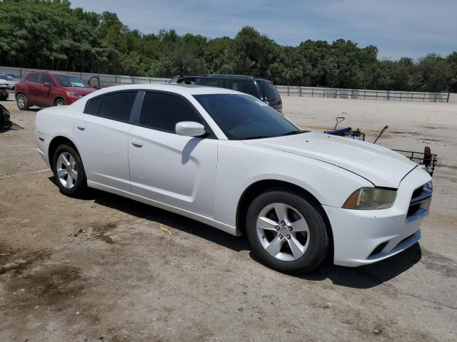 2B3CL3CG8BH562467 - 2011 DODGE CHARGER WHITE photo 4