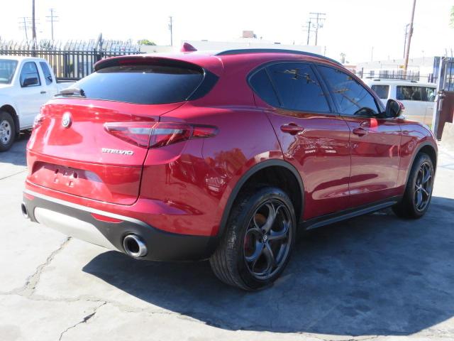 ZASFAKNN1J7C01994 - 2018 ALFA ROMEO STELVIO TI SPORT RED photo 3