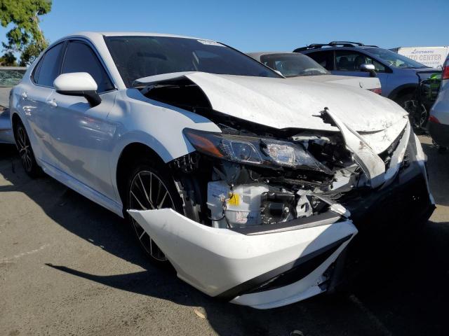 4T1G11AK8MU563728 - 2021 TOYOTA CAMRY SE WHITE photo 4