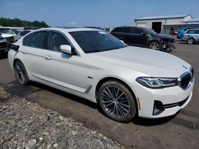 WBA33AG02NCK57972 - 2022 BMW 530XE WHITE photo 4