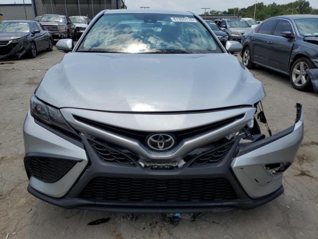 4T1G11AK5PU735007 - 2023 TOYOTA CAMRY SE NIGHT SHADE SILVER photo 5