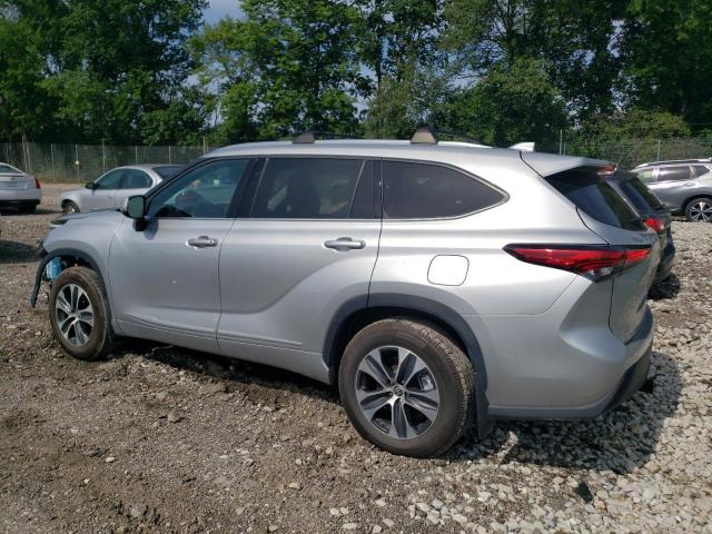 5TDGZRBH0MS138927 - 2021 TOYOTA HIGHLANDER XLE SILVER photo 2