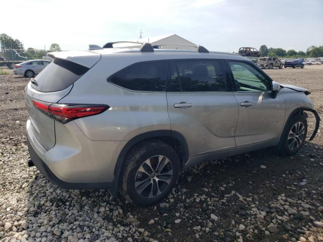 5TDGZRBH0MS138927 - 2021 TOYOTA HIGHLANDER XLE SILVER photo 3
