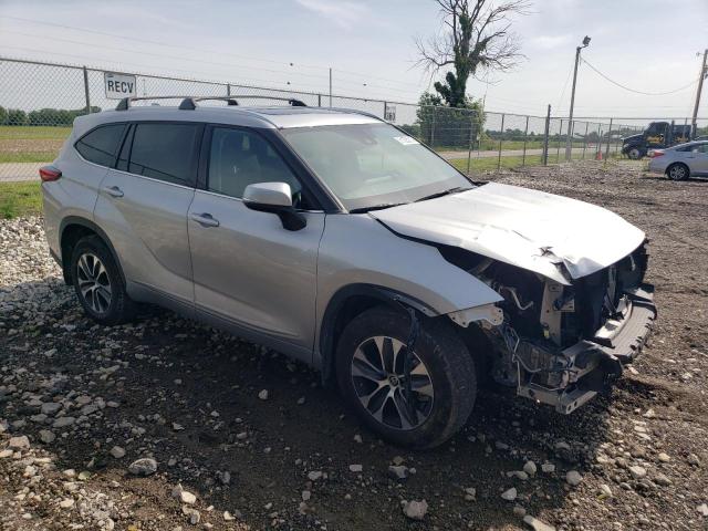 5TDGZRBH0MS138927 - 2021 TOYOTA HIGHLANDER XLE SILVER photo 4