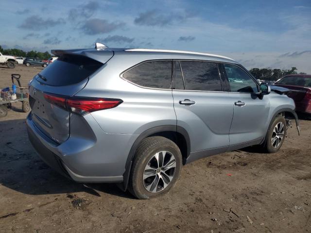5TDGZRBH1NS243770 - 2022 TOYOTA HIGHLANDER XLE BLUE photo 3