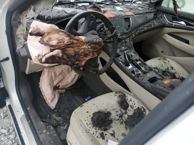 1G4ZP5SS8JU116390 - 2018 BUICK LACROSSE ESSENCE WHITE photo 8