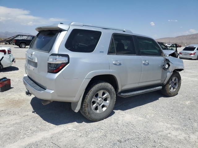 JTEBU5JR0J5493735 - 2018 TOYOTA 4RUNNER SR5/SR5 PREMIUM 银色 照片 3