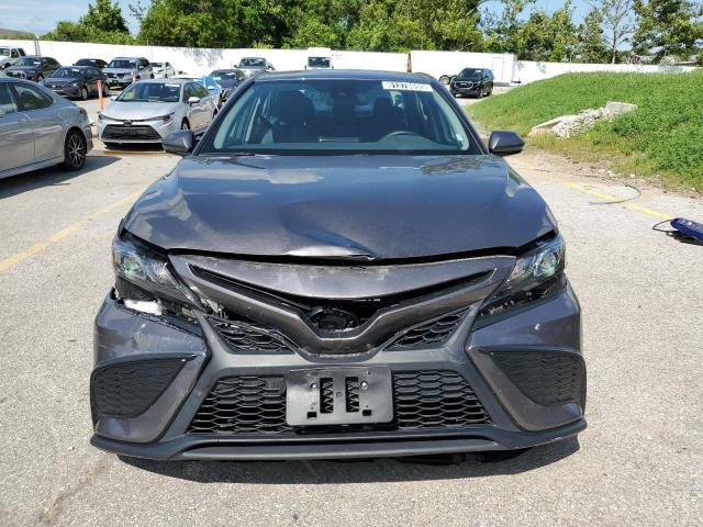 4T1G11AK4RU880297 - 2024 TOYOTA CAMRY SE NIGHT SHADE GRAY photo 5