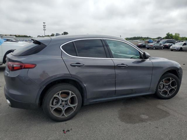 ZASFAKAN8J7B74833 - 2018 ALFA ROMEO STELVIO GRAY photo 3