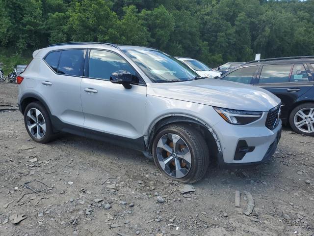 YV4L12UW4P2931777 - 2023 VOLVO XC40 PLUS SILVER photo 4