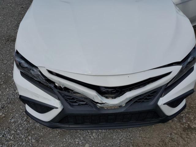 4T1T11AK7MU559524 - 2021 TOYOTA CAMRY SE WHITE photo 11