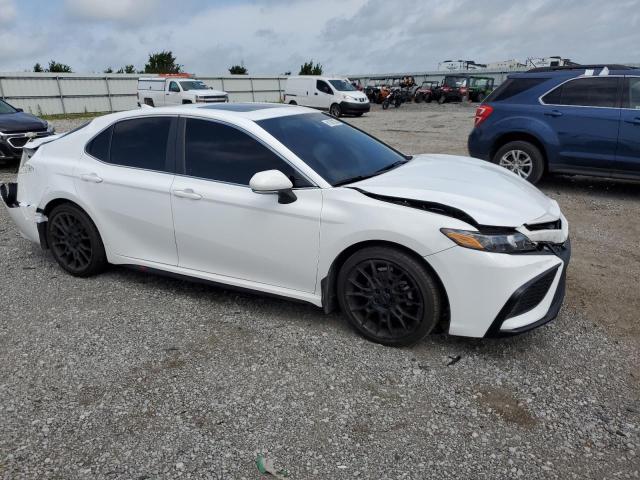 4T1T11AK7MU559524 - 2021 TOYOTA CAMRY SE WHITE photo 4