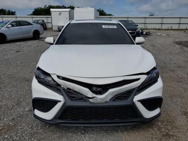 4T1T11AK7MU559524 - 2021 TOYOTA CAMRY SE WHITE photo 5