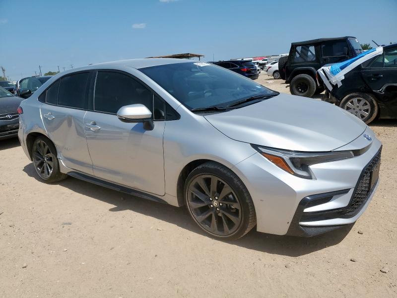 JTDBCMFE4PJ009881 - 2023 TOYOTA COROLLA LE Серебристый фото 4