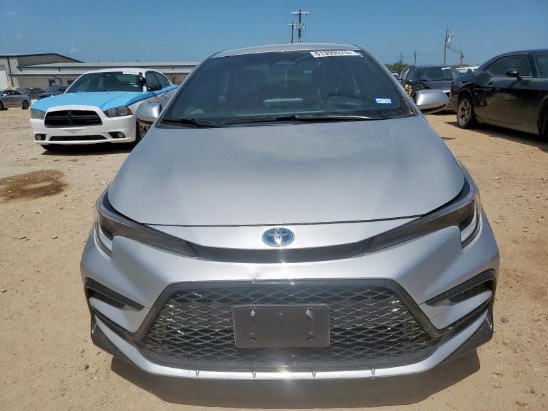 JTDBCMFE4PJ009881 - 2023 TOYOTA COROLLA LE Серебристый фото 5