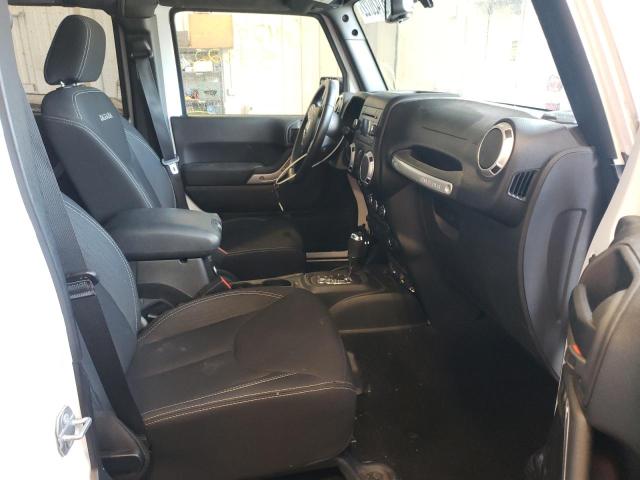 1C4BJWEG4JL908059 - 2018 JEEP WRANGLER U SAHARA WHITE photo 5