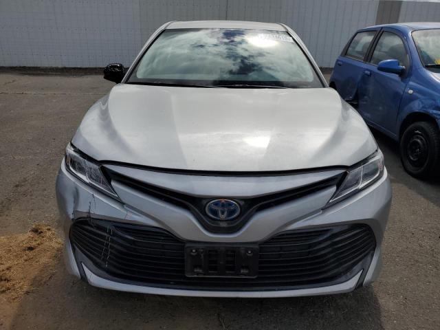 4T1C31AK7LU019406 - 2020 TOYOTA CAMRY LE SILVER photo 5