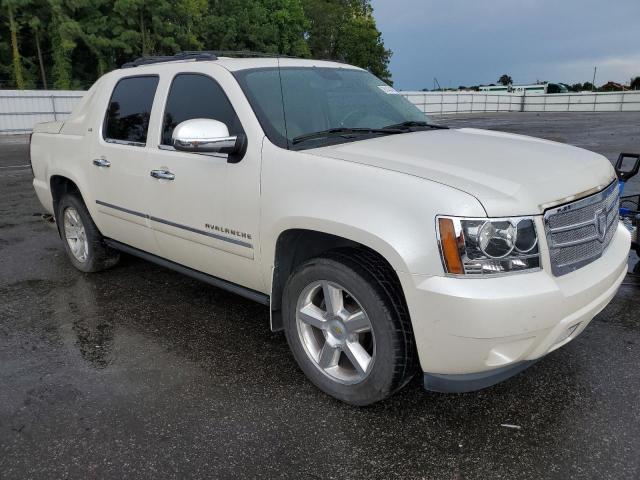 3GNTKGE31BG386209 - 2011 CHEVROLET AVALANCHE LTZ CREAM photo 4