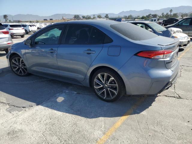 5YFS4RCE5LP054154 - 2020 TOYOTA COROLLA SE Серый фото 2