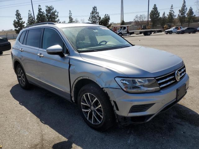 3VV3B7AX1LM031529 - 2020 VOLKSWAGEN TIGUAN SE 银色 照片 4