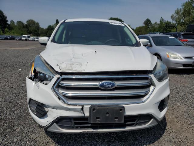 1FMCU9GD5HUD12877 - 2017 FORD ESCAPE SE WHITE photo 5