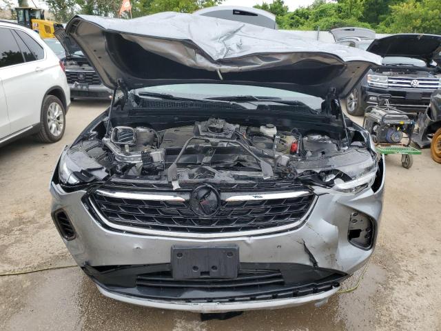 LRBFZPR43PD067157 - 2023 BUICK ENVISION ESSENCE ვერცხლისფერი ფოტო 5
