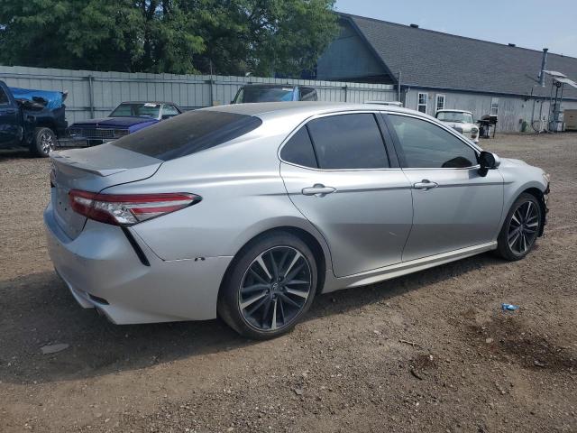 4T1B61HKXJU114838 - 2018 TOYOTA CAMRY XSE 银色 照片 3