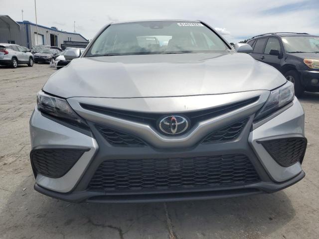 4T1G11AKXPU115866 - 2023 TOYOTA CAMRY SE NIGHT SHADE SILVER photo 5