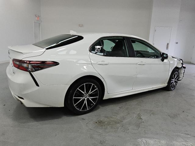 4T1G11AK4PU821439 - 2023 TOYOTA CAMRY SE NIGHT SHADE WHITE photo 3