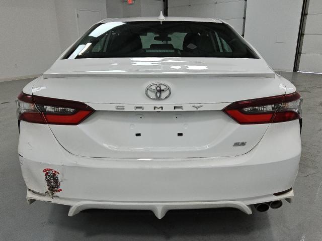 4T1G11AK4PU821439 - 2023 TOYOTA CAMRY SE NIGHT SHADE WHITE photo 6