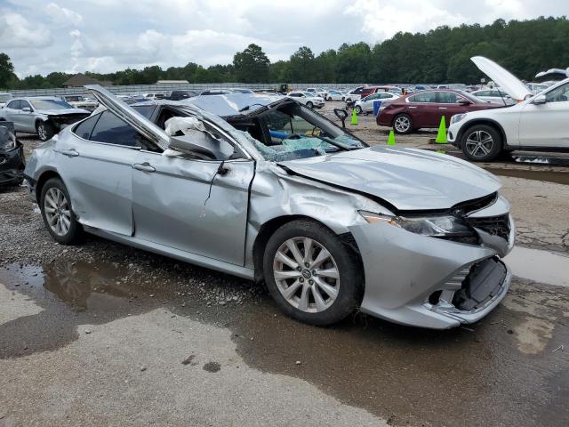 4T1B11HKXJU087896 - 2018 TOYOTA CAMRY L 银色 照片 4