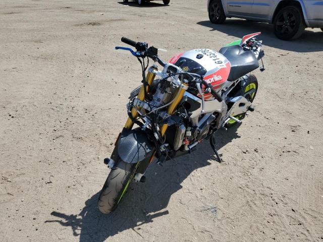 ZD4TYU006GS000326 - 2016 APRILIA TUONO V4 1100 RR SILVER photo 2