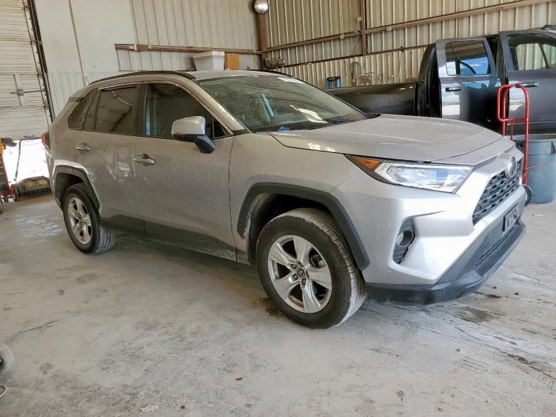 2T3W1RFV5MC110527 - 2021 TOYOTA RAV4 XLE 银色 照片 4
