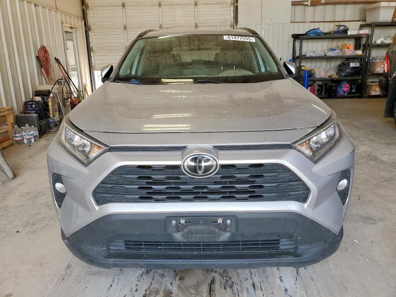 2T3W1RFV5MC110527 - 2021 TOYOTA RAV4 XLE 银色 照片 5